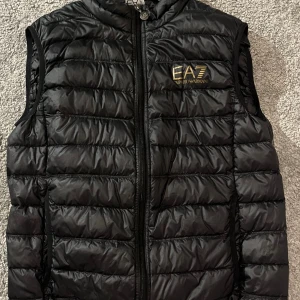 EA7 Armani Väst - En Armani väst som inte kommer till någon användning! Skicket är toppen skulle säga 9/10, knappt använd 💯Hör av dig vid minsta fundering ❗️