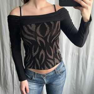 Topp - Svart vintage topp med stenar / rhinestones på. Står varken storlek eller märkeslapp men den passar M. Stretchigt material 🖤