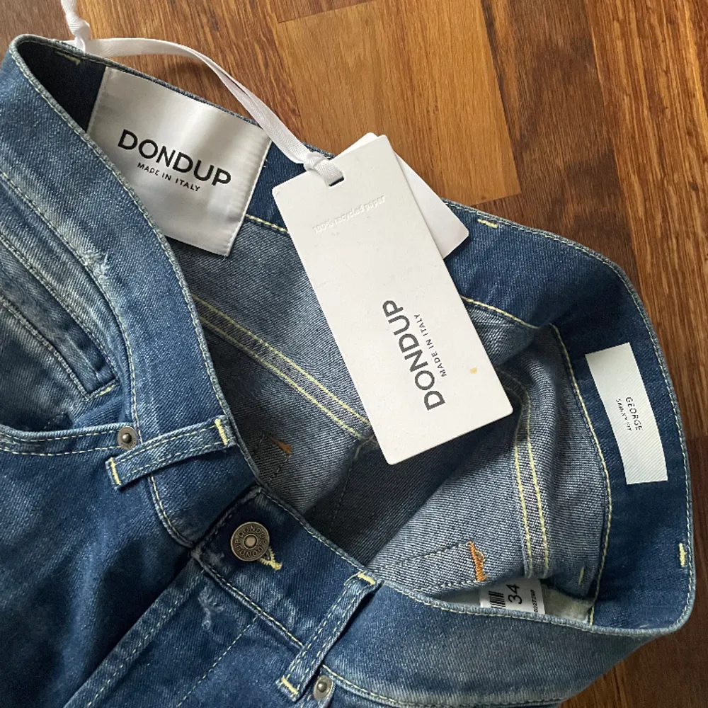 OBS: INGA BYTEN | Helt nya Dondup George jeans | Storlek: 34 (skinny-fit modell så sitter betydligt mindre) | Dessa finns på deras hemsida och kostar för tillfället 3500 kr | Skriv gärna vid funderingar!. Jeans & Byxor.