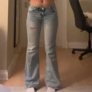 Lågmidjade jeans  - Blåa lågmidjade jeans från hm, jätte fina och passar jätte bra på än, lite slitna längst ner men inget man lägger märket till 