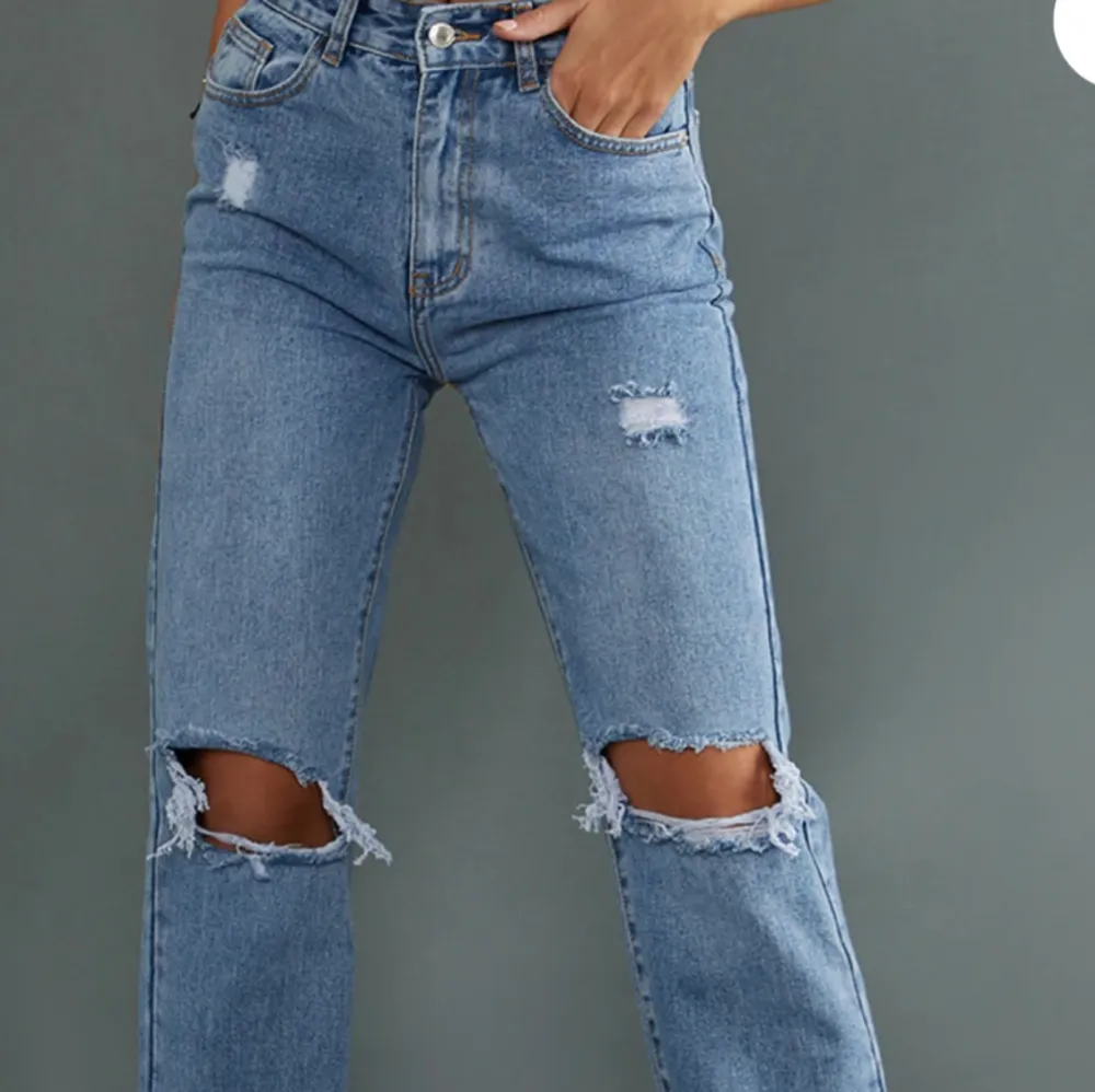 Säljer dessa superfina jeans från Pretty Little Thing då de är för små, använda enstaka gång. Passar mig som är 175 cm lång 💓 Skriv för mått!. Jeans & Byxor.