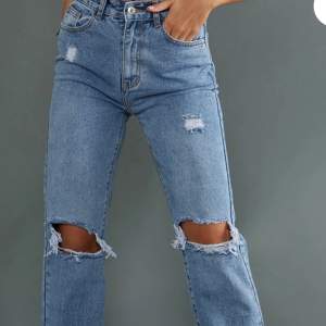 Säljer dessa superfina jeans från Pretty Little Thing då de är för små, använda enstaka gång. Passar mig som är 175 cm lång 💓 Skriv för mått!