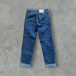 Levi’s 505 W30 L32 - Ett par snygga levis 505 i fint skick. Straightleg eller relaxed skulle jag säga att formen är. Inga slitage. Måtten med uppvikta ben är 95 cm i total längd och innerbenslängd 68 cm. Midja 37 cm och benöppning 16 cm. Lår 26 cm och knä 21 cm 🌟