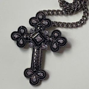 Silverfärgat kors - Vackert halsband med kors på kedja  Kedjan är ca 82 cm och korset 7 cm Okänd metall 