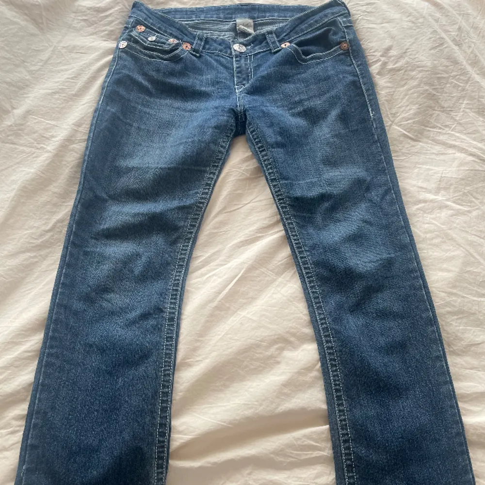 Waist 31, Inseam Length 33. Lågmidjade True Religion jeans i bra skick. På högra fickan finns det dock ingen knapp. . Jeans & Byxor.