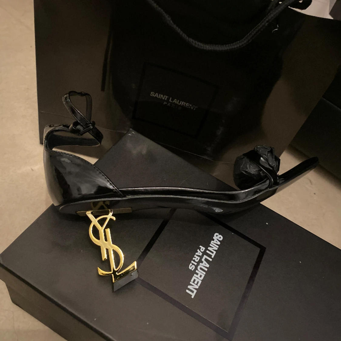 Helt nya YSL klackskor med skydds plasten kvar under.  - 90