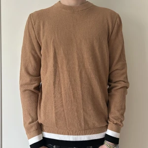 Hugo boss tröja  - Hugo boss tröja i bra skick, använd en gång. Köpt för 1400kr. Modellen på bilden är 183 cm lång och väger 68 kg 