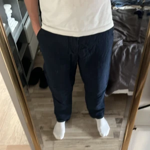 Linnebyxor  - Mörkblå linnebyxor. Storlek m. 