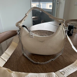 Zadig & Voltaire ”Moonrock Bag” - Nypris 5450kr Intressekoll på min Zadig moonrock bag i färgen ”Flash” köpt på NK i Göteborg sommaren 2023, väldigt sparsamt använd ungefär 2-3 gånger    Snabb affär bjuder jag på frakten! 