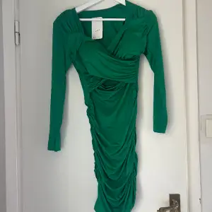 Super stretchy grön klänning inköpt i Italien. Aldrig använd. Prislapp kvar 