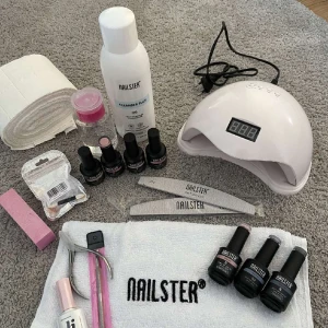 Gellack kit från Nailster - Hej! Jag säljer mitt Gellack kit från Nailster då jag inte hittar tiden att sitta och göra dem. Kittet köptes i oktober men är endast använt ett fåtal gånger. Har köpt till gellack som ingår tillsammans med uvlampa och allt annat på bilden. 
