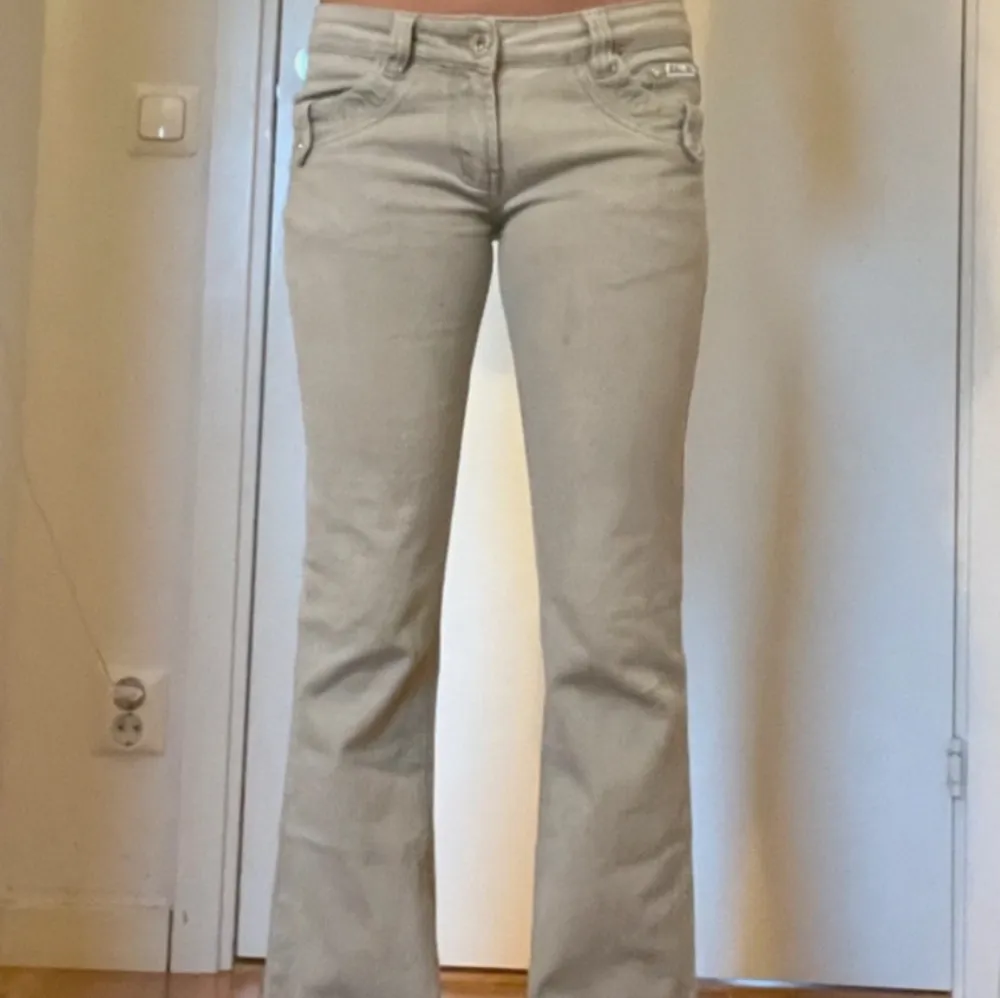 Snygga lågmidjade bootcut jeans ja köpte second hand som tyvärr var för stora! De är i nytt skick och endast använda en gång av tiddigare ägare. Skriv för mått. Tryck gärna på köp nu!💘. Jeans & Byxor.