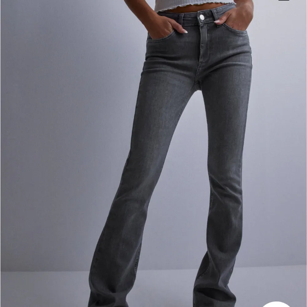 Säljer dessa gråa bootcut jeans då dom inte kommer till användning längre😊. Jeans & Byxor.