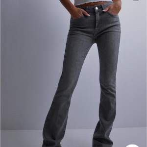 Säljer dessa gråa bootcut jeans då dom inte kommer till användning längre😊