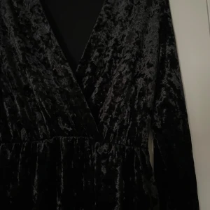 Klänning sammet - Säljer min fina klänning i sammet som tyvärr inte kommer till användning. Fint skick 