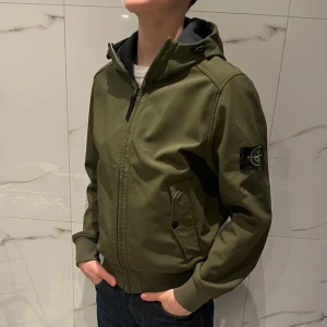 Stone Island jacka - Säljer nu min skit snygga o trendiga stone Island jacka perfekt nu till våren. Nypris ligger runt 6k ungefär och mitt pris endast 1349kr. Modellen är 178cm lång. Hör av dig vid funderingar och pris kan diskuteras vid snabb affär mvh haggiz🍾