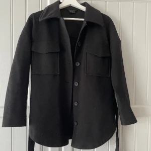 Svart kappa - Säljer min svarta kortare kappa från Gina tricot för att den inte kommer till användning. Storlek xxs men sitter bra på mig som har storlek S. I fint skick och jätte fin kappa. 599kr nypris säljer för 230kr plus frakt! 