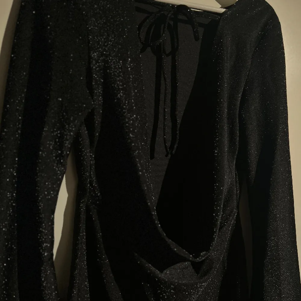 Superfin svart glittrig klänning köpt från ELLA Butik. Aldrig använd och säljer för att jag inte tyckte den satt fint på mig💞 Storlek M men är tight och passar även S. Klänningar.