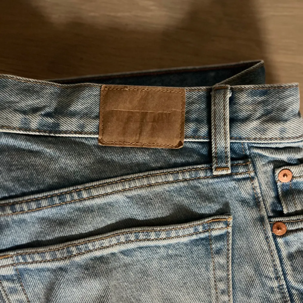 Riktigt fina Weekday Jeans i storlek 29,32. I nyskick (9,5/10). I en fräsch ljusblå färg perfekt till vår och sommar. Köpta i höstas för 600. Hör av dig för frågor/Carl.. Jeans & Byxor.