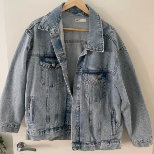 Jeansjacka - Jätte fin jeansjacka från Gina Tricot. Ny pris 599kr💕