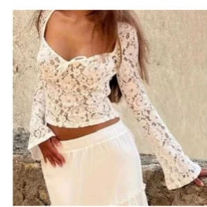 Spets topp helt ny  - Säljer denna spets topp i storlek xs. Helt ny, oanvänd. Tyvärr är den lite för liten för mig . Därför väljer jag att sälja den ❤️