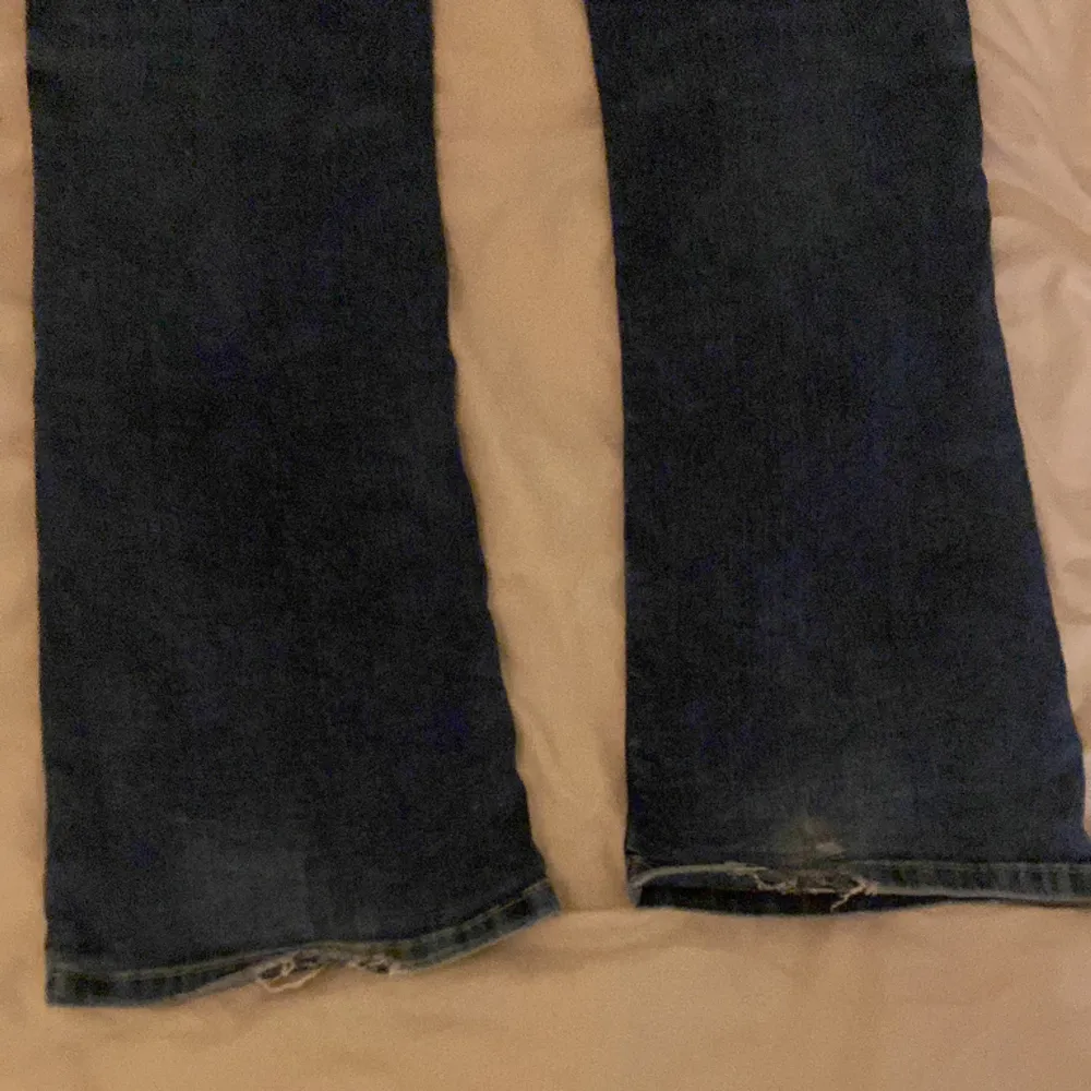 Säljer mina superfina LTB jeans i modellen Valerie💕De är lite slitna vid nederdelen av benen som kan ses på bild 2, därav priset,  men annars fint skick! De är i storlek W28 L32💕Nypris 829kr. Jeans & Byxor.