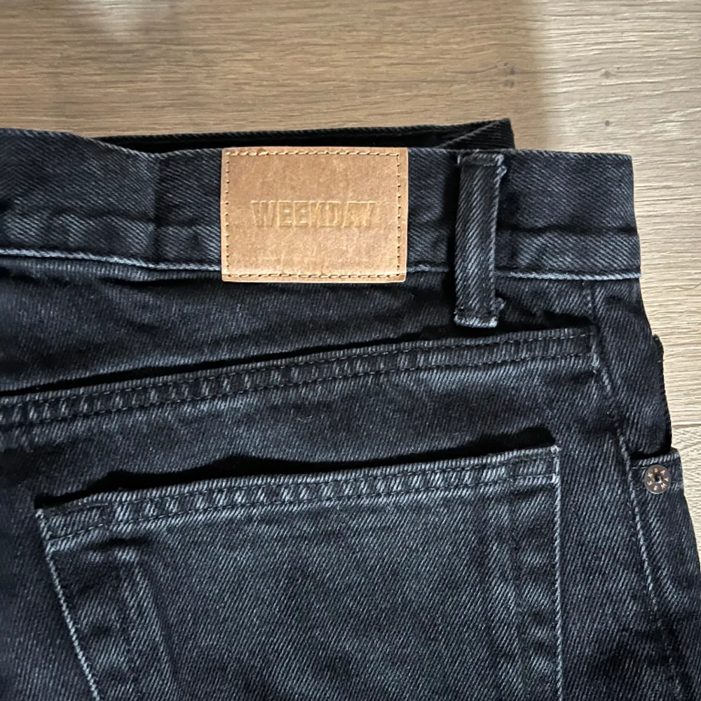 Riktigt fina Weekday jeans i storlek 29,32. Fräscha till våren. Köpta nya i höstas. Nypris 600. Skirv för fler frågor/Carl. Jeans & Byxor.