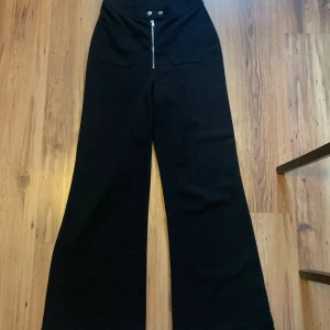 Kostymbyxa - Vidare modell. Jag står inte för frakten och avsäger mig ansvaret för postens slarv.