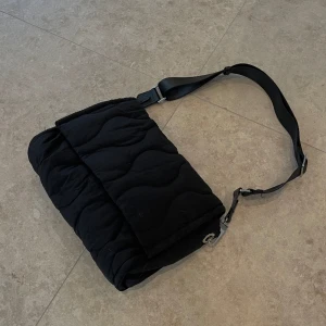 Svart Väska  - En svart väska från Mango!!! Man kan justera bandet hur man vill, kort eller långt😇  