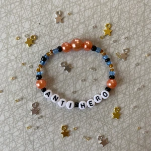 Taylor Swift Friendship Bracelet  - ⭐️ Elastisk tråd, ca 15 cm innerkrets, kan göra nytt efter din storlek ⭐️    ⭐️ PRISKLASS 1: 1x 20 kr,  2x 35 kr, 3x 50 kr⭐️     ⭐️Kan även göra beställningar!⭐️     💙Rooting for the Anti Hero💙