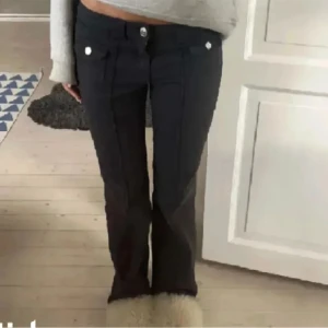 Jeans - SUPER snygga jeans ❣️❣️väldigt eftertraktade!! Tryck gärna på köp nu💓🥰❣️går ej att få tag i längre! Midjemåttet:38 och Innerbenslängden: 80💓