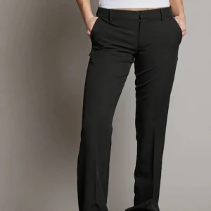 Lågmidjade kostymbyxor  - Säljer dessa kostymbyxor från bikbok. Använda några gånger men är fortfarande i bra skick! Skicka om ni har några frågor!