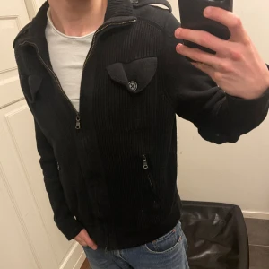 Tröja | Banana Republic - Fet tröja från Banan Republic perfekt till våren som en cardigan!  Använd fåtal gånger och i väldigt bra skick! Hör gärna av er vid fler frågor och pris kan diskuteras!