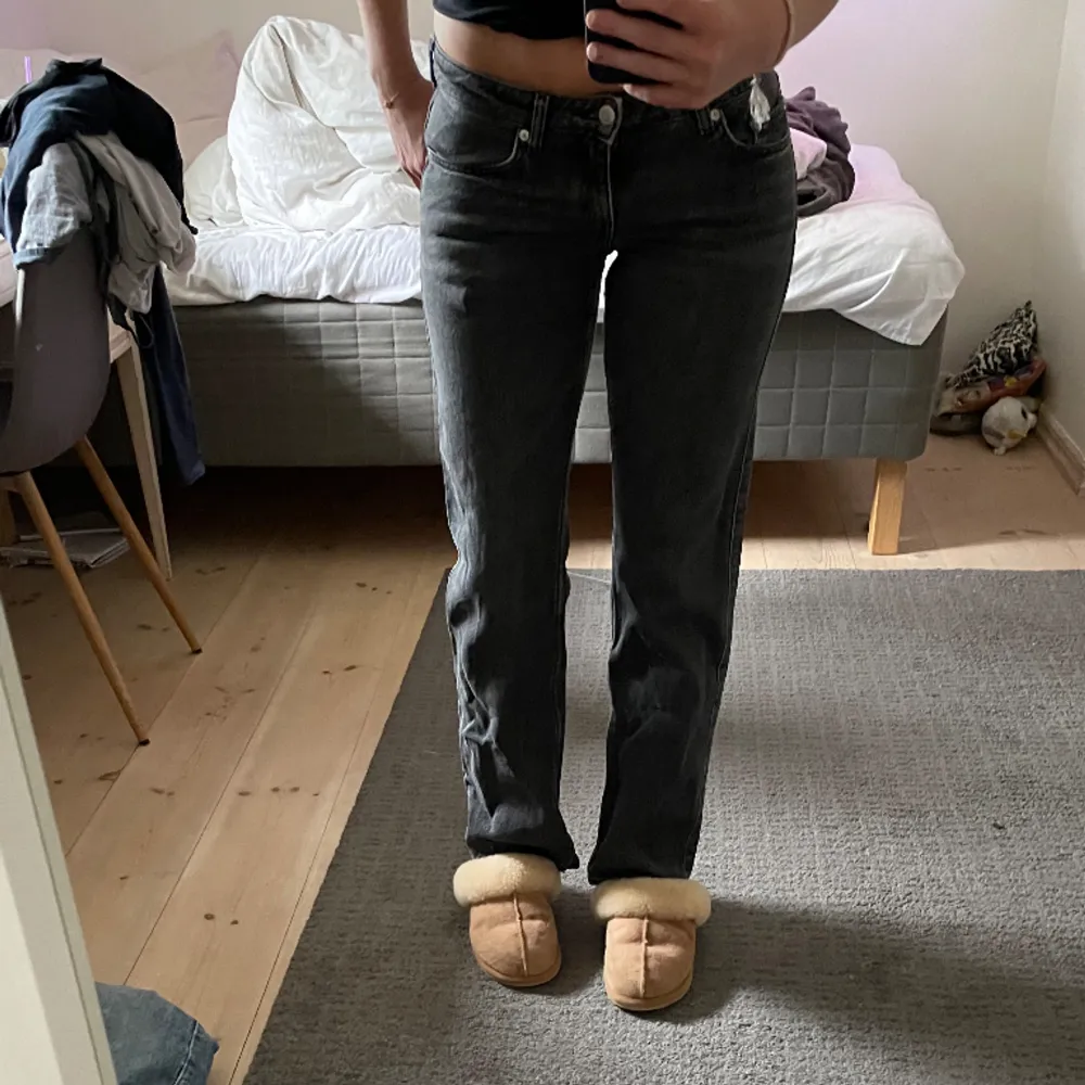 Säljer dessa super snygga jeans från weekday i modellen arrow! Är lite slitna tex på bakfickan som man ser på sista bilden. Aningen korta för mig som är 170.  💕. Jeans & Byxor.