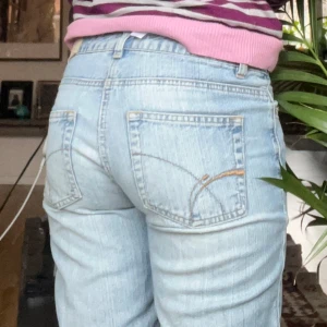 Vintage jeans - Skitsnygga vintage bootcutjeans från vila i en ljustvätt. Sitter väldigt snyggt i bak och har gulliga broderier på fickan.  Säljer då jag har ett liknande par. Jeansen är lite slitet vid grenen (se bild 3) men det syns inte mycket när man har de på🥰