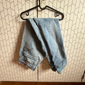 Dondup jeans - Tjena! Säljer nu dess tvärfeta dondup jeansen i modellen george // skick 9/10 // vid funderingar eller frågor så kom gärna pm // via snabb affär kan pris sänkas