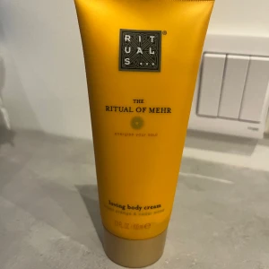 body cream  - säljer denna oöppnade body creamen från rituals och deras mehr collection 💛