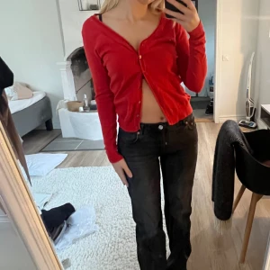 kofta - röd kofta med knappar