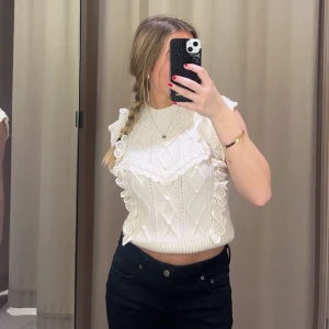 Stickad volang topp💛 - Superfin stickad topp med detaljer, använd fåtal gånger men är i mycket bra skick!💛