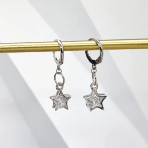 Handgjorda örhängen  - Handgjorda örhängen●Följ :@ekjewelryofficial🤲 ● 💎Material- silverpläterad och zirconia ●Örhängeskrokar -rostfritt stål. Nickel fri. Längd -3cm Vattentåliga, ändrar inte färgen!  60kr/paret