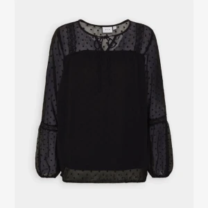 Blus - Säljer denna svarta blus i fint skick då den inte kommer till användning, storlek 34, sitter som xs/s