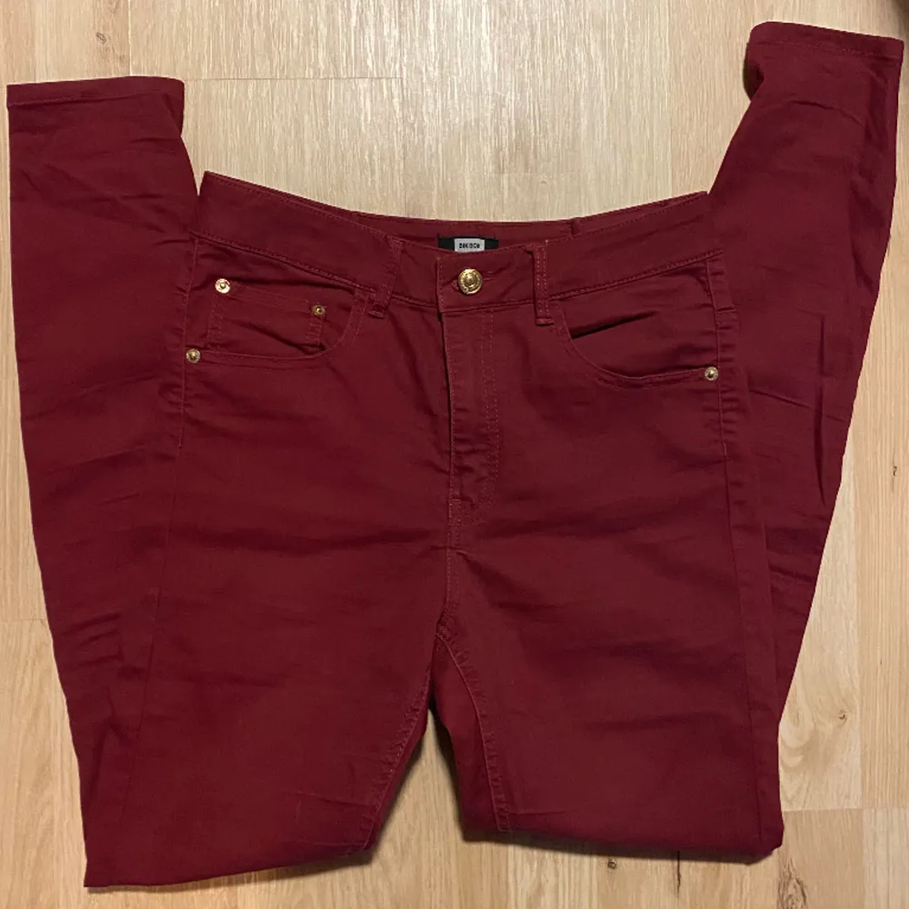 Röda jeans som tyvärr inte passar. Skriv vid funderingar🫶🏼. Jeans & Byxor.