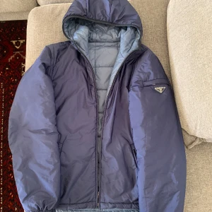 Prada jacka - Strl 48 passar M/L Fint skick Kam vända ut och in 4000kr