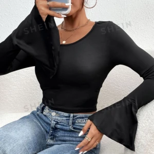 Tröja - Säljer denna tröjan från SHEIN då den tyvär är för  liten på mig det är storlek M men sitter ungefär som S 