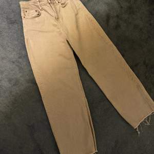 Snygga beiga jeans från Lager 157 i storlek S. Aldrig använda!