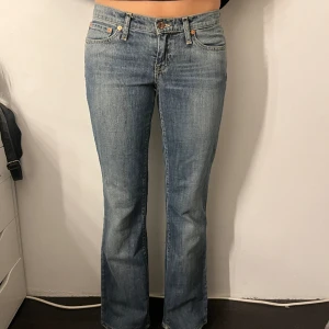 LÅGMIDJADE BOOTCUT JEANS - storlek 28/32, modellen är 164. Har ej mått! Men passar 36 och en ish 38🥰