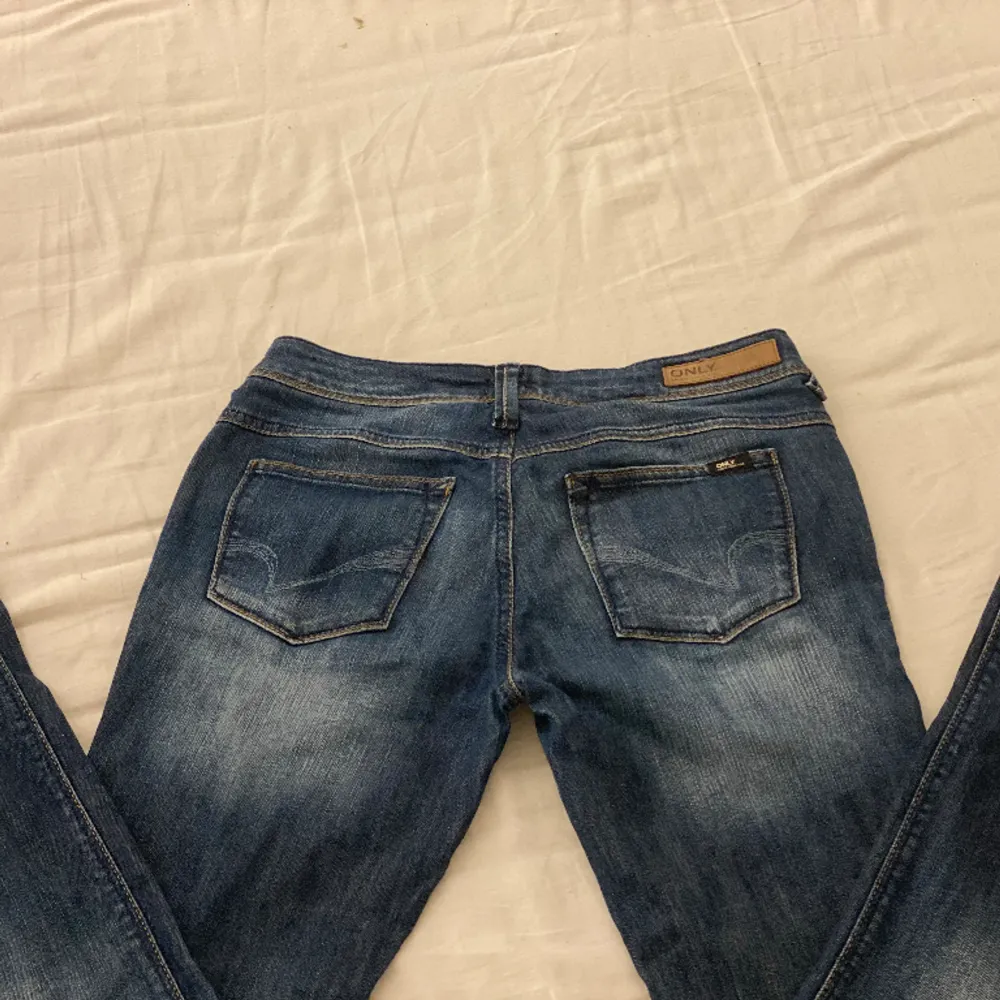 Snygga only jeans som är mörkblåa. De har aldrig använts och är i perfekt skick!! Det står storlek W29 L36 på etiketten, självaste måtten är 38cm i midjemått och innerbenslängden är 90cm. . Jeans & Byxor.