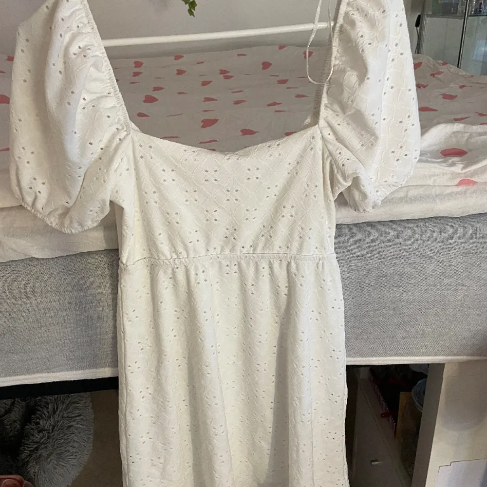 Super fin vit klänning ifrån h&m. Perfekt till sommaren! I storlek Xs, den väger 295 gram så frakten blir 72 kr🫶🏼. Klänningar.
