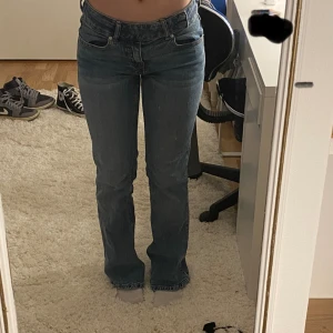 Low waist bootcut jeans - Säljer dessa slutsålda Y2k jeansen från Gina tricot. Flare/bootcut modell. Jätte bra skick💓