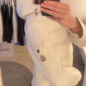 Moncler cardigan - Säljer min Moncler jacka / cardigan i strl 3. Passar mig toppen och jag bär vanligtvis S😊 super fint skick, inga defekter! Äkta 💕 skriv till mig för funderingar 🙏🏼